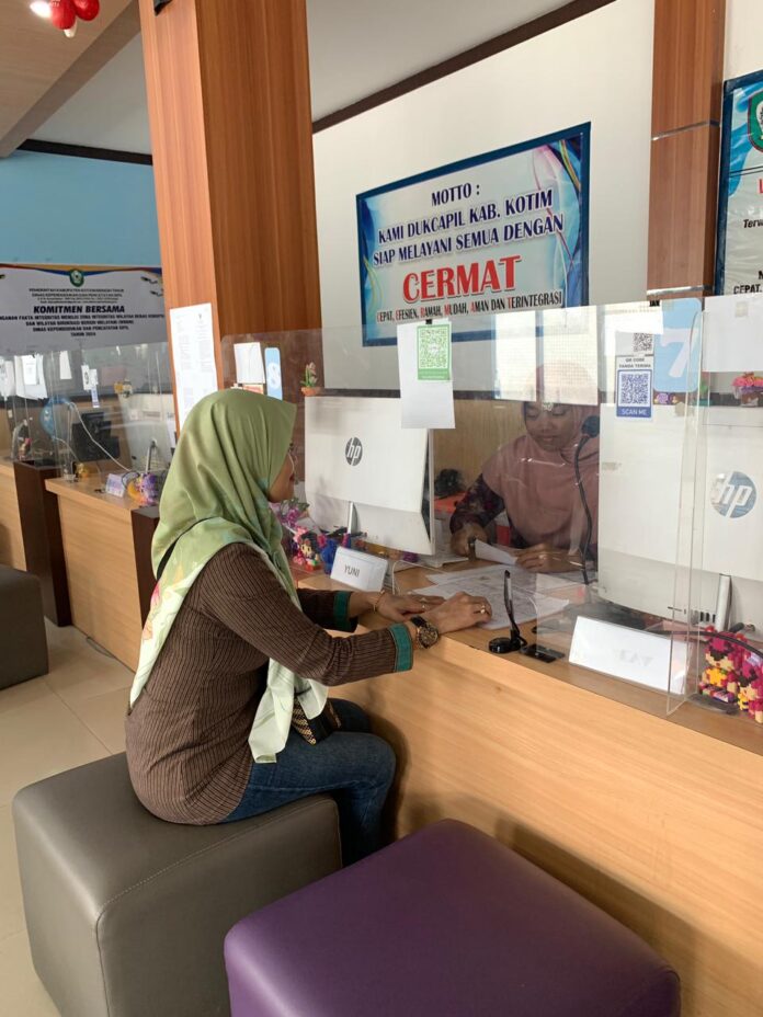 Tanpa Surat Kuasa Oknum Dukcapil Kotim Serahkan Kartu Keluarga ke Pihak Lain