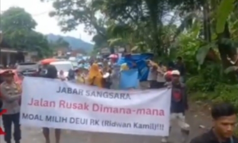 Mahasiswa BEM PTNU Sukabumi Raya Demo Jalan Rusak