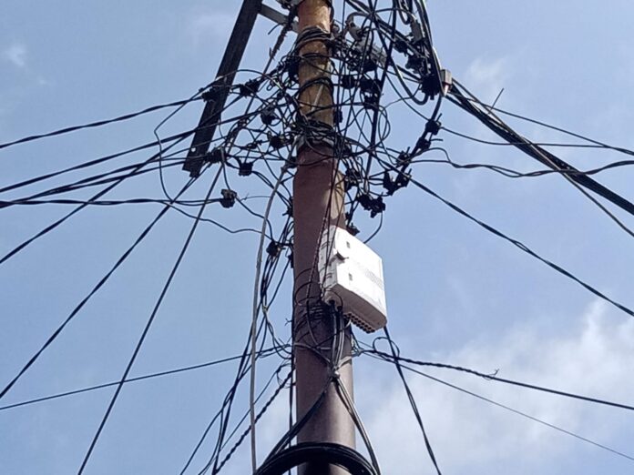 Diduga Kabel WiFi Ilegal Menumpang di Tiang PLN OKU Selatan