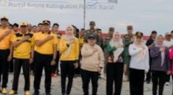 Pemkab dan Polres Pesisir Barat Bersih Pantai Labuhan Jukung