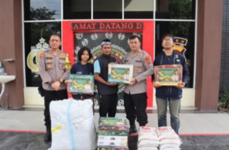 Kapolres Aceh Tegah Bagikan Bantuan Kurma Jelang Ramadhan