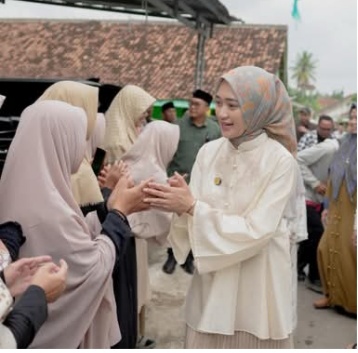 Dr. Jihan Nurlela Serahkan santunan Untuk 50 anak yatim Piatu