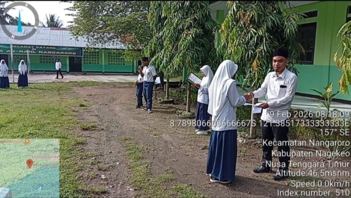 Yayasan an-Nahl Kabupaten Nagekeo melalui Kepala Madrasah Tsanawiyah an-Nahl Nangaroro menyerahkan insentif kepada siswa yang dinilai memiliki tingkat kedisiplinan tinggi