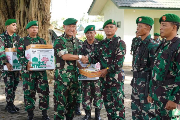 Jelang Idul Fitri Danrem 043/Gatam Bagikan Bingkisan Lebaran
