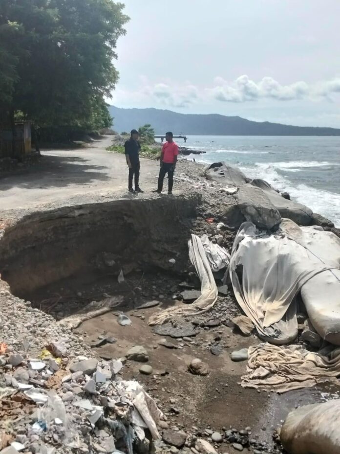 Jalan Pesisir Talud Negeri Hatu Rusak Diterjang Ombak