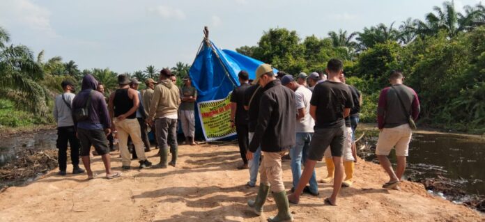Warga Teluk Dalam Hadang Excavator PT Padasa Enam Utama