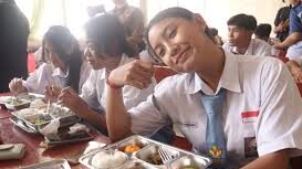 Program Makan Bergizi Gratis Kupang di SMP dan SMA Swasta Nesi Neonmat Kota Kupang