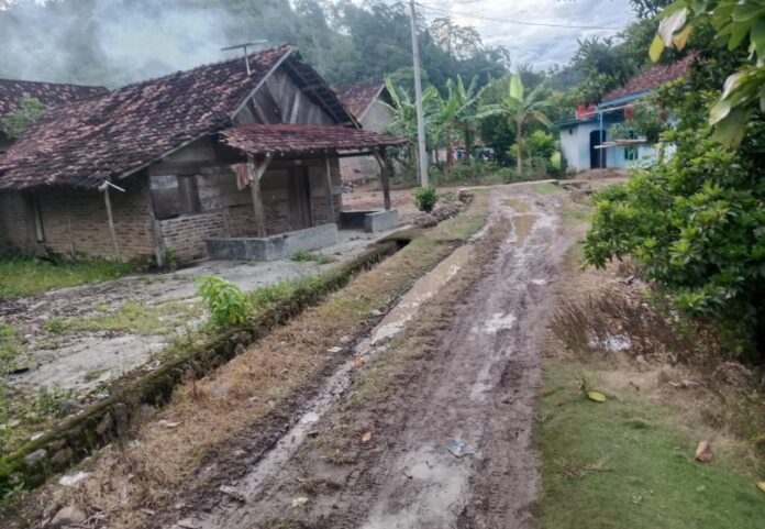 Warga Dusun Lubuk Tanoh Suarakan Jalan,Tak Kunjung diperbaiki
