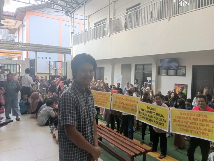 Ratusan Anggota Koperasi Kawal Sidang di PN Sampit