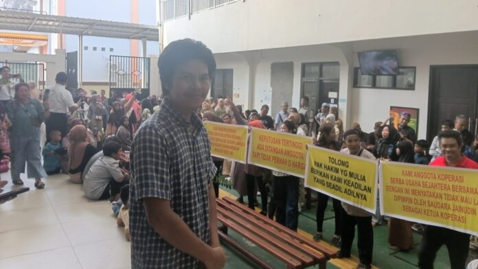 Ratusan Anggota Koperasi Kawal Sidang di PN Sampit