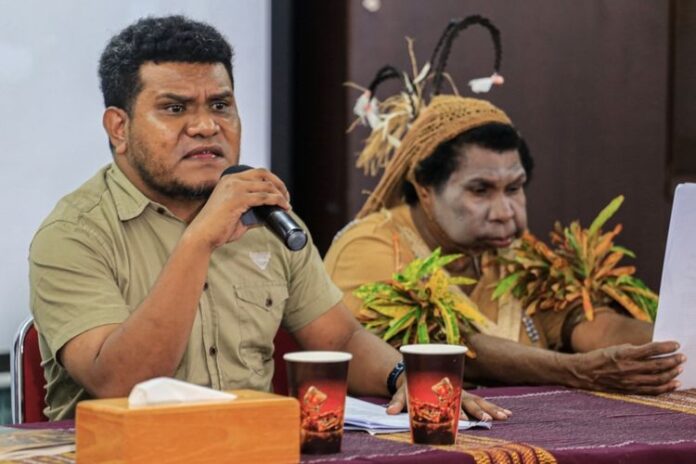 Direktur LBH Papua Merauke, Johnny Teddy Wakum, menyatakan menghormati keputusan tokoh perempuan adat Papua, Yasinta Moiwend,
