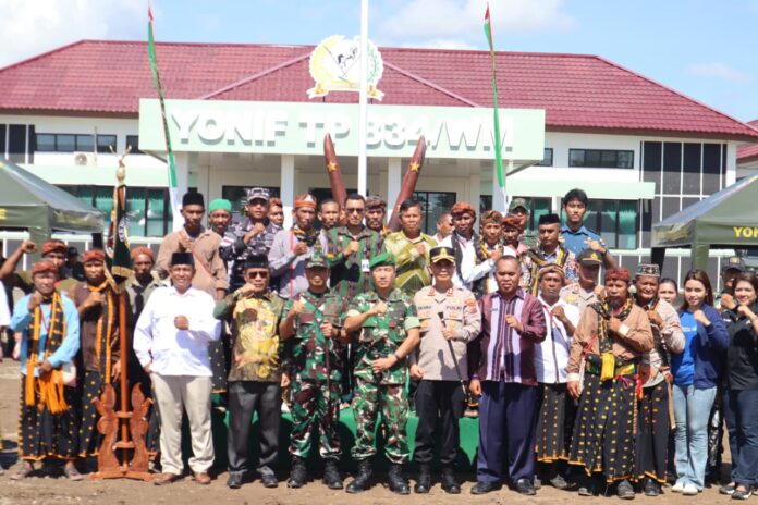 Foto Bersama Komandan Yonif TP 834/Waka Meze