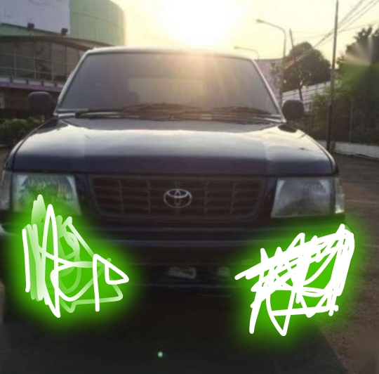 Mobil EK Toyota Kijang Kapsul warna biru.