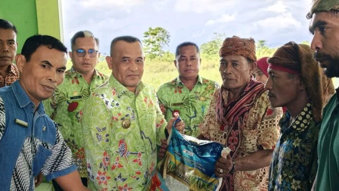 BUPATI BURU SERAHKAN BANTUAN KEPADA KORBAN ANGIN PUTING BELIUNG DI DUSUN BIALAHIN