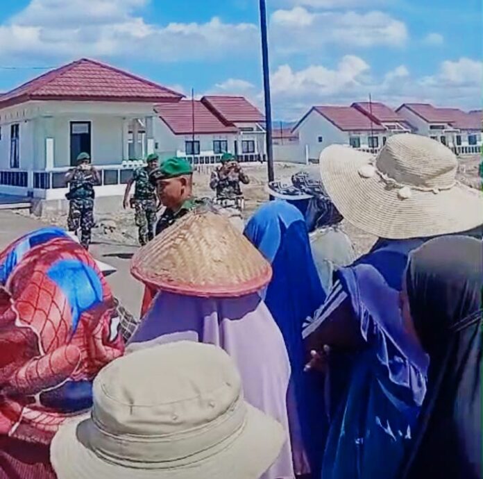 Ibu-ibu Tonggurambang Kembalikan Patok Batalyon 834/Waka Meze