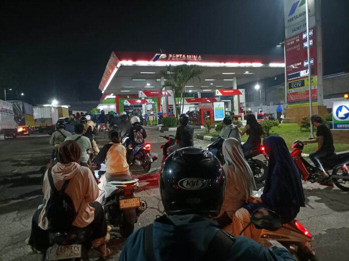 ANTRIAN PANJANG BBM MENJADI DILEMA MASYARAKAT