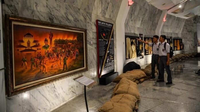 Pelajar Indonesia mengunjungi gedung bersejarah sebagai sarana pendidikan karakter dan nasionalisme