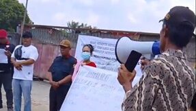 Warga Bathin Solapan menyampaikan aspirasi di depan gudang CPO di Desa Air Kulim, Kabupaten Bengkalis