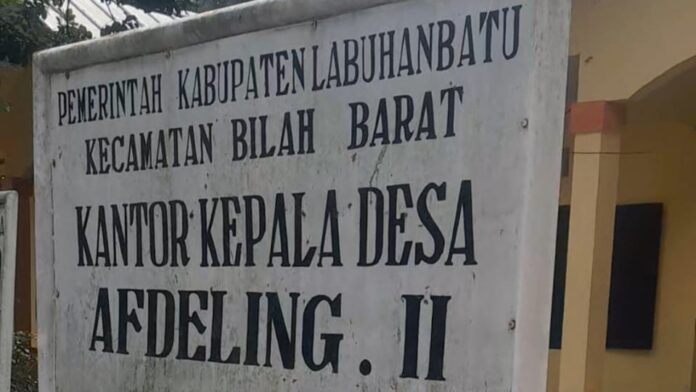 Kantor Desa Afdeling II Kecamatan Bilah Barat Kabupaten Labuhanbatu dalam keadaan tertutup saat jam kerja