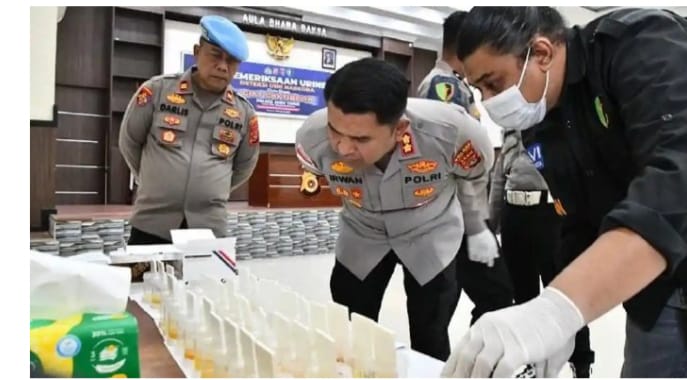 Kurniadi sidak ponsel anggota Polres Aceh Timur dalam kegiatan Gaktibplin