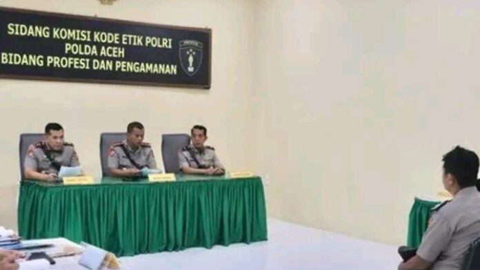 Polda Aceh menjatuhkan sanksi PTDH kepada Briptu MZ, personel Polres Aceh Selatan yang diduga merampok toko emas menggunakan senjata api