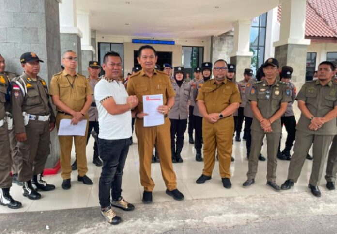 Massa JAKOR Sumsel menggelar aksi unjuk rasa di Kantor Bupati OKI terkait tender Gedung Cathlab RSUD Kayuagung.