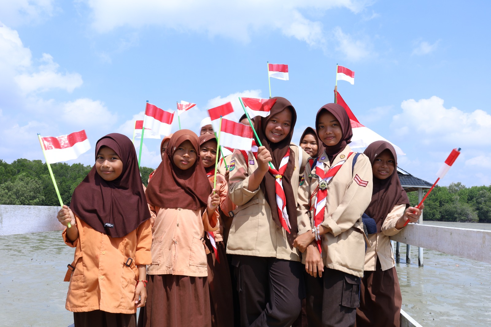 Wakil Bupati Asahan Rianto memimpin Kirab Merdeka dan pengibaran Bendera Merah Putih di Kawasan Wisata Mangrove Desa Silo Baru