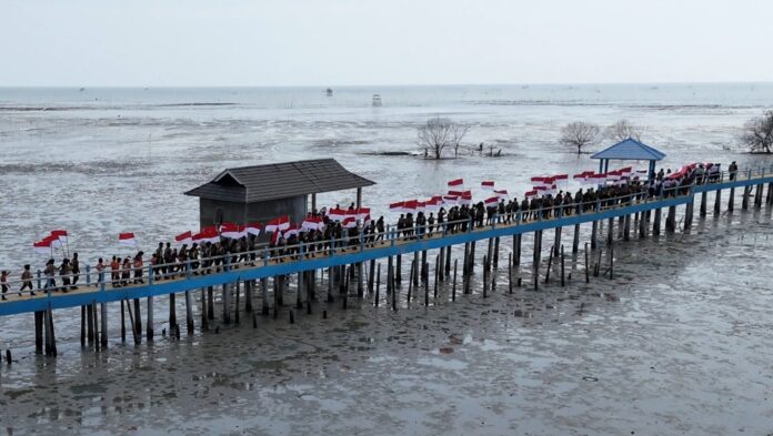 Wakil Bupati Asahan Rianto memimpin Kirab Merdeka dan pengibaran Bendera Merah Putih di Kawasan Wisata Mangrove Desa Silo Baru