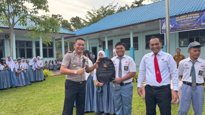 Wakapolres Batu Bara memimpin Police Goes To School di SMK Negeri 1 Air Putih untuk memberikan edukasi hukum kepada pelajar