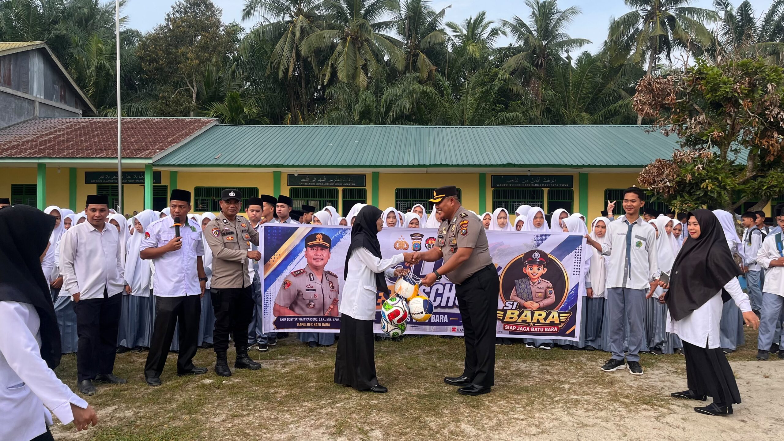 Polres Batu Bara menyerahkan bantuan perlengkapan olahraga dan tas sekolah kepada pelajar Madrasah Cipta Simpang Dolok
