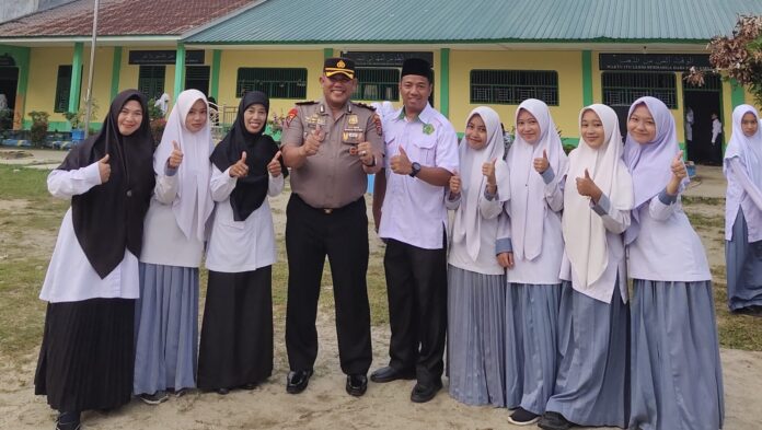 Kabag Ops Polres Batu Bara Kompol Zulham saat menggelar Police Goes To School di Madrasah Cipta Simpang Dolok