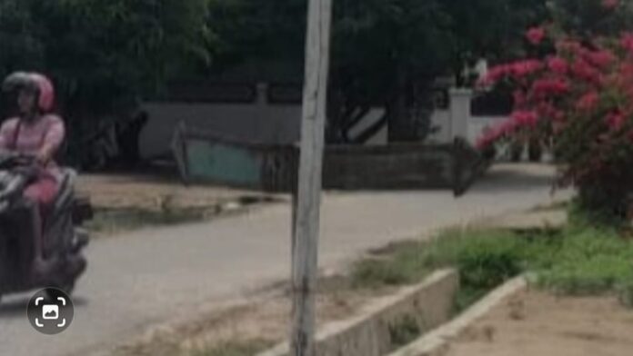 Petugas dan masyarakat saat kegiatan sosialisasi bahaya narkoba di Posko Kampung Bebas Narkoba Padang Matinggi, Labuhanbatu