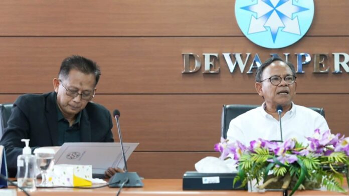 Sekretaris PP Muhammadiyah Muhammad Izzul Muslimin menerima sertifikat Wartawan Utama Khusus untuk Haedar Nashir dari Ketua Dewan Pers Komaruddin Hidayat di Gedung Dewan Pers Jakarta