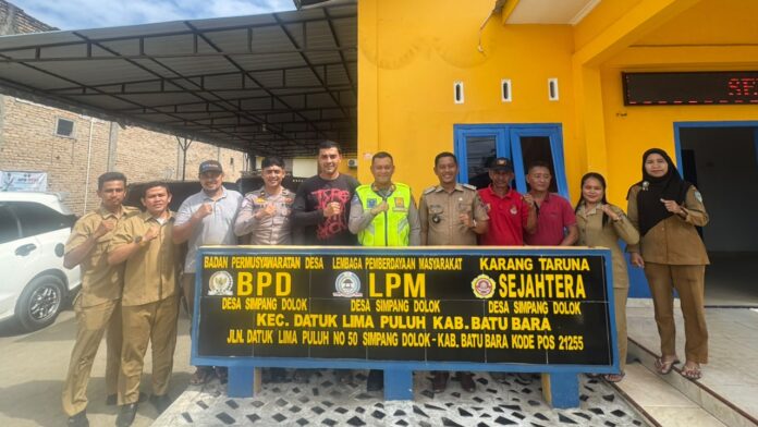 Kasatlantas Polres Batu Bara AKP Simon E. Simatupang bersama pemerintah desa dan tokoh masyarakat dalam program POLANTAS KARIB