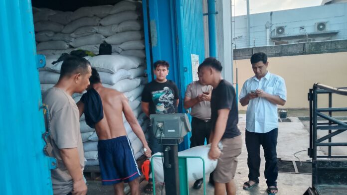 Polres Batu Bara mengawal distribusi hasil panen jagung petani ke Gudang Bulog Asahan dalam mendukung program ketahanan pangan