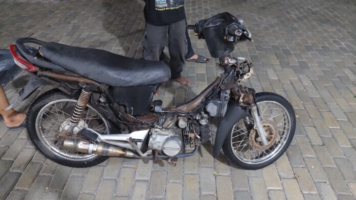 Personel Polsek Lima Puluh mengamankan terduga pelaku pencurian sepeda motor beserta barang bukti di Kabupaten Batu Bara