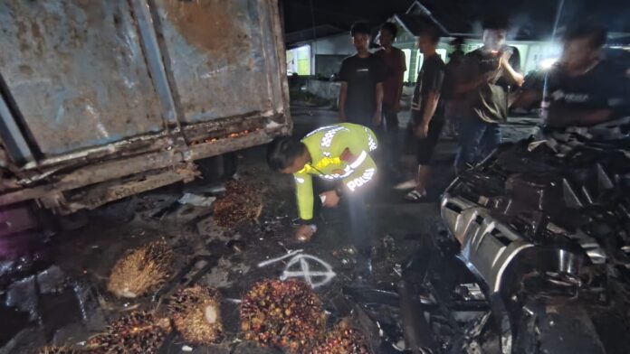 Petugas Satlantas Polres Batu Bara melakukan olah TKP kecelakaan antara Mitsubishi Xpander dan truk Colt Diesel di Kecamatan Datuk Lima Puluh