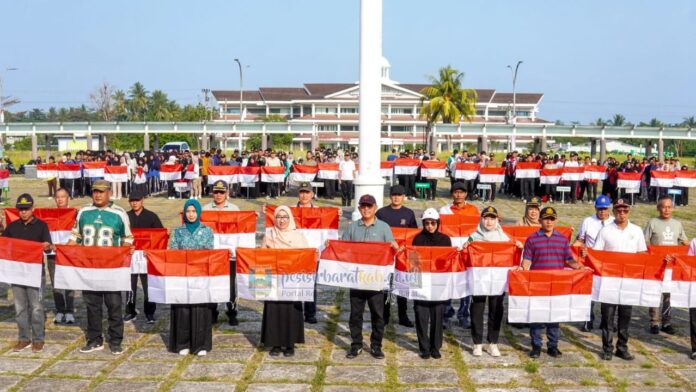 Pemkab Pesisir Barat membagikan Bendera Merah Putih kepada masyarakat