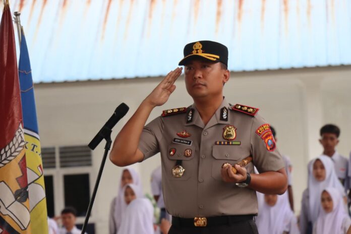 Kapolres Batu Bara saat kegiatan Police Go To School di SMK Swasta Amir Hamzah