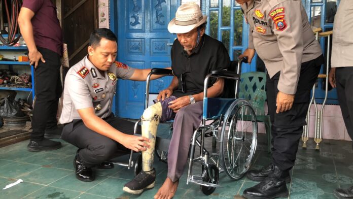 Kapolres Batu Bara menyerahkan kursi roda kepada warga penyandang disabilitas
