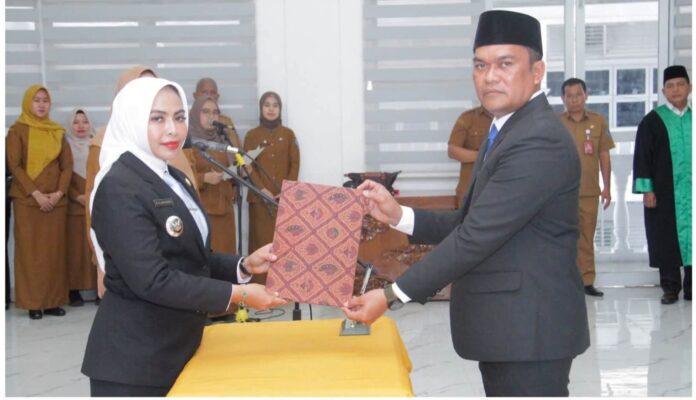 Bupati Labuhanbatu Maya Hasmita melantik Abdi Jaya Pohan sebagai Pj Sekda Labuhanbatu