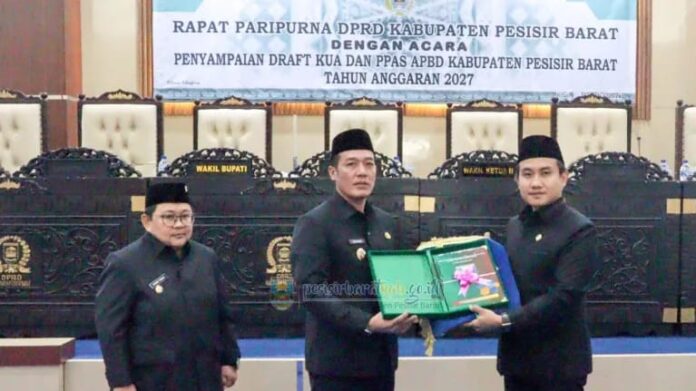 Bupati Pesisir Barat Dedi Irawan menyampaikan KUA dan PPAS APBD 2027 dalam rapat paripurna DPRD