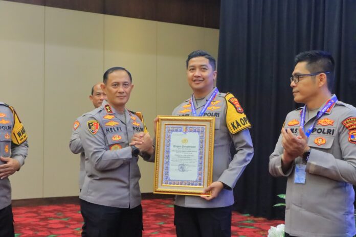 Kapolres Tulang Bawang AKBP Adri Bhirawasto menerima piagam penghargaan predikat WBK dari Kapolda Lampung