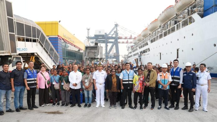 Wamendagri Ribka Haluk menyambut 65 pelajar Papua di Pelabuhan Tanjung Priok Jakarta