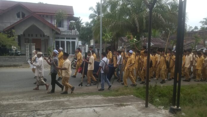 Ratusan siswa SMAN 1 Woyla mengikuti ritual Jalateh dalam tradisi Rabu Abeh