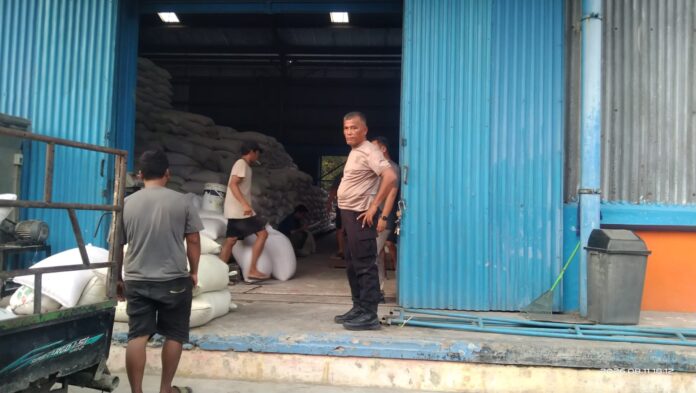 Polres Batu Bara mendampingi distribusi hasil panen jagung petani ke Gudang Bulog Asahan
