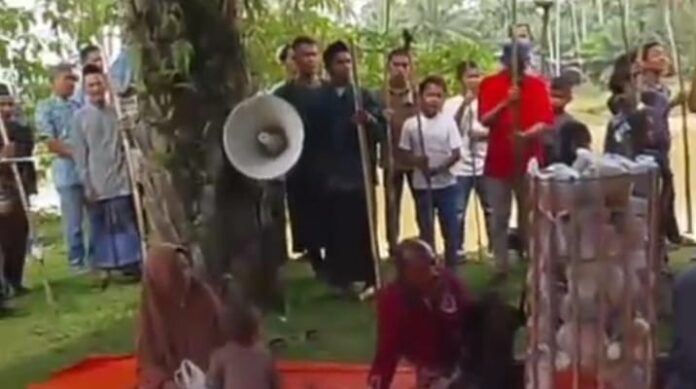 Warga Desa Ie Itam Baroh Woyla mengikuti tradisi Rabu Abeh dan ritual Meujalateh
