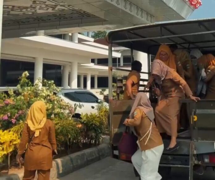 Satpol PP Pesisir Barat melakukan razia terhadap ASN yang berada di luar tempat tugas saat jam kerja