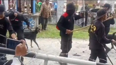 Aksi petani di depan kantor PT BSP Kabupaten Asahan menuntut kepastian HGU