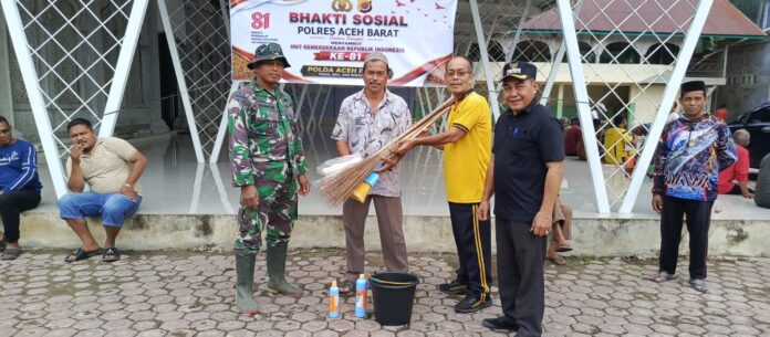 Polsek Woyla bersama TNI dan masyarakat membersihkan Masjid Al-Ikhlas dalam rangka HUT RI ke-81